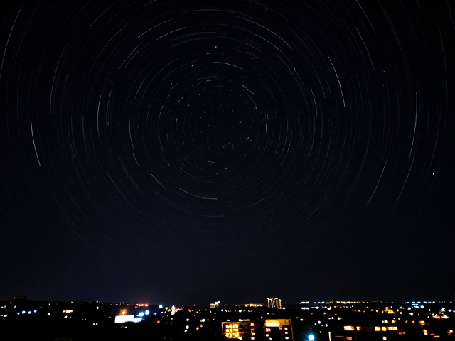 星空摄影画面过暗?调高ISO记录城市灯光与星轨移动轨迹