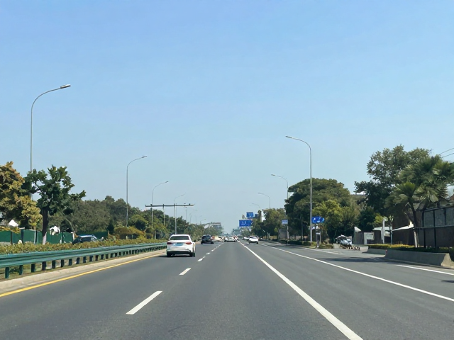 广角拍路况，高分辨率，电子防抖，清晰记录道路两侧环境