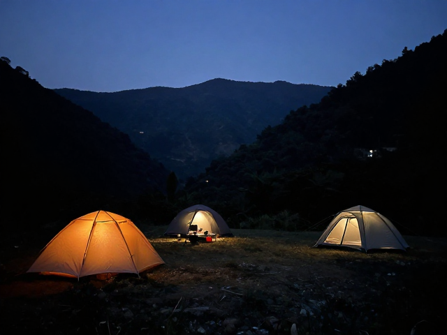 暗光模式拍傍晚山林,沉浸式营地生活与冒险探索实录