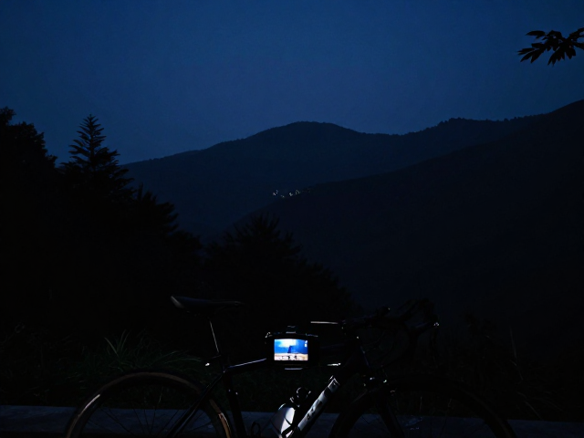 高ISO夜骑实测,傍晚山林暗光下,相机夜视拍摄性能如何?