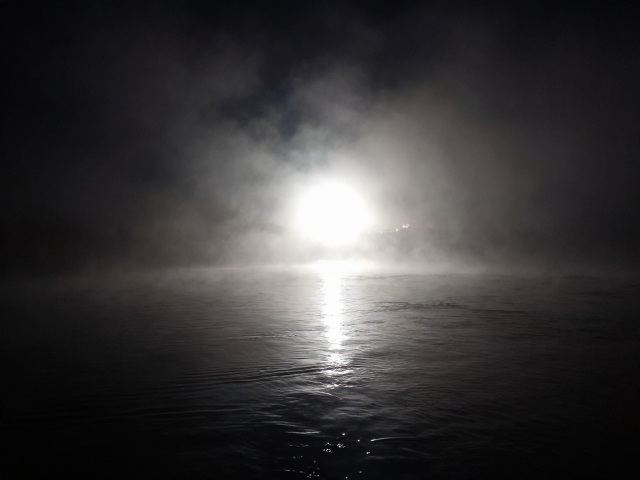 江面蒸腾雾夜景,轮廓光勾勒绝美雾景,随手拍大片