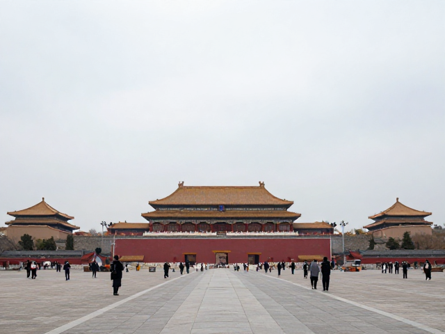 构图：利用遮挡与留白重塑秩序