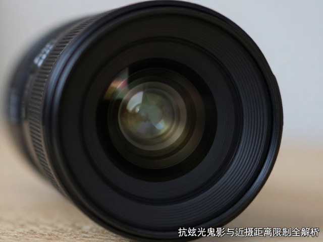 大光圈镜头怎么选？抗眩光鬼影与近摄距离限制全解析