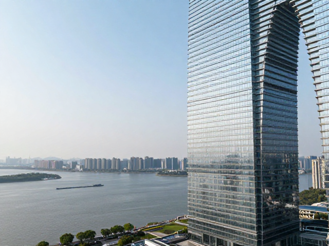 水岸机位打卡，高层观景台邂逅建筑美学，云端酒店绝景攻略
