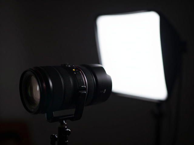 大光圈F1.4-F2.8搭配便携补光灯,低光拍摄从此清晰不噪点