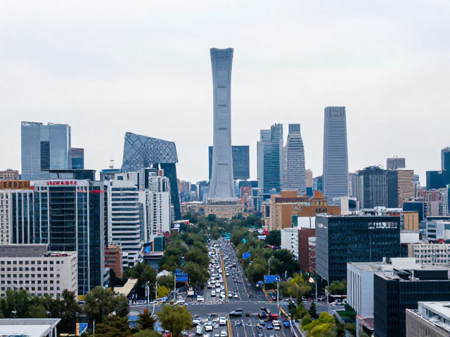 建筑轮廓的天际线演变与空间秩序