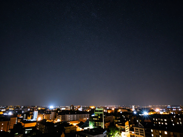 城市夜景与星空的光比平衡艺术
