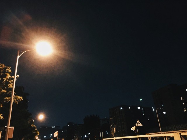 构图与素材选择:让光晕自然融入场景