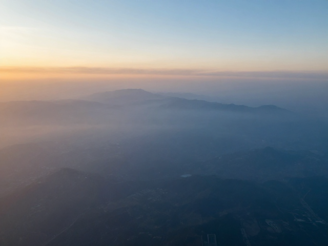 高空视角下的空间重构与视觉引导