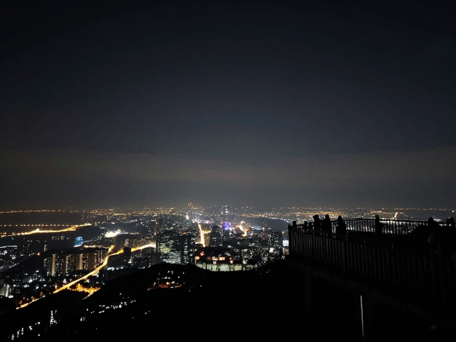 弱光摄影实操，曝光补偿-0.3至-1EV，拍出山顶观景台绝美夜景