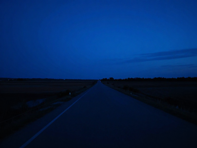 深蓝夜空下的暮色夜景，引导线构图摄影技巧与大片解析