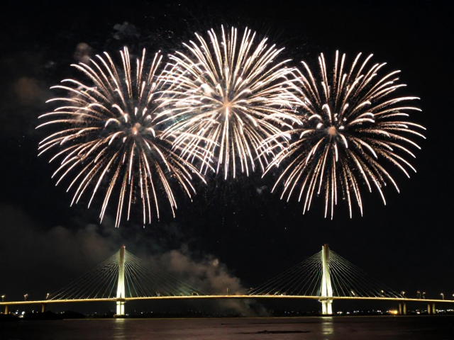 夜空烟花最佳拍摄,桥梁观景点曝光2-10秒参数详解