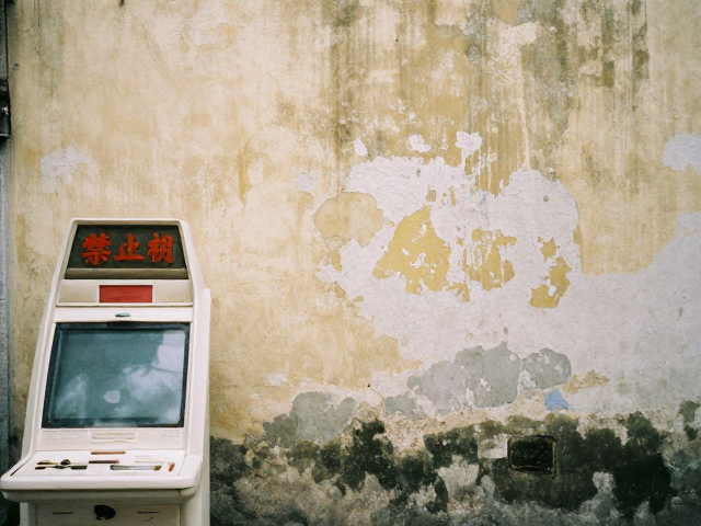 斑驳墙面:利用岁月痕迹构建画面叙事