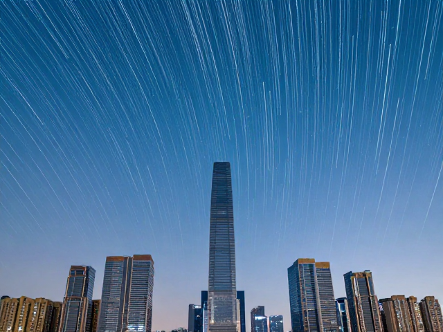 城市地标与星轨结合的构图逻辑