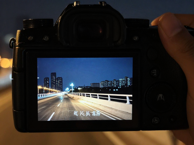 夜景相机怎么拍？掌握曝光三角平衡，利用翻转触摸屏轻松构图