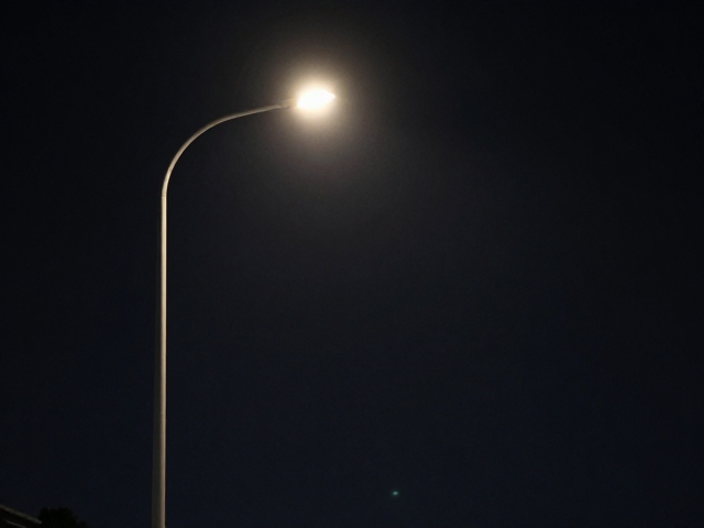 夜景构图技巧,利用路灯做焦点,二次裁切强化主体