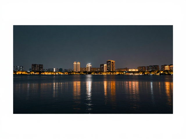 水边机位打卡,城市暖色灯光下的湖畔夜景绝美攻略