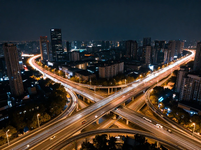 城市车流与立交桥光轨交织，登高高楼观景台俯瞰绝美夜景