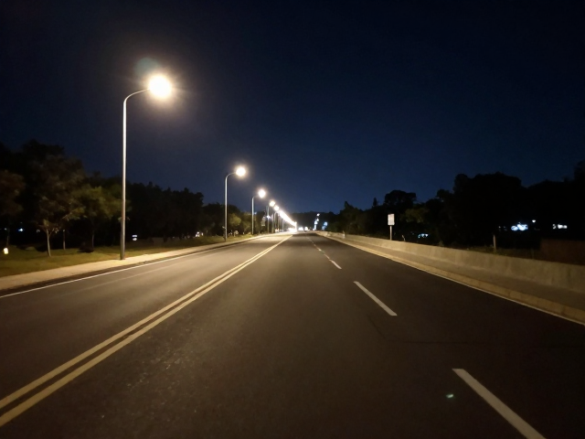 夜景镜头评测,灯光眩光控制与边缘锐度表现解析