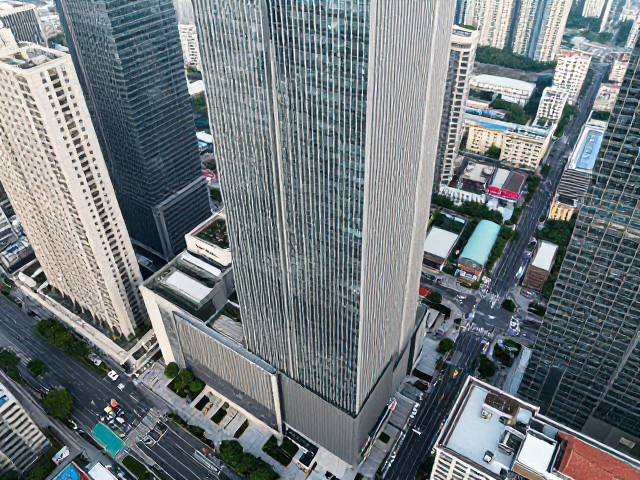 高楼俯拍构图,标准焦段还原街景,掌握3大构图技巧