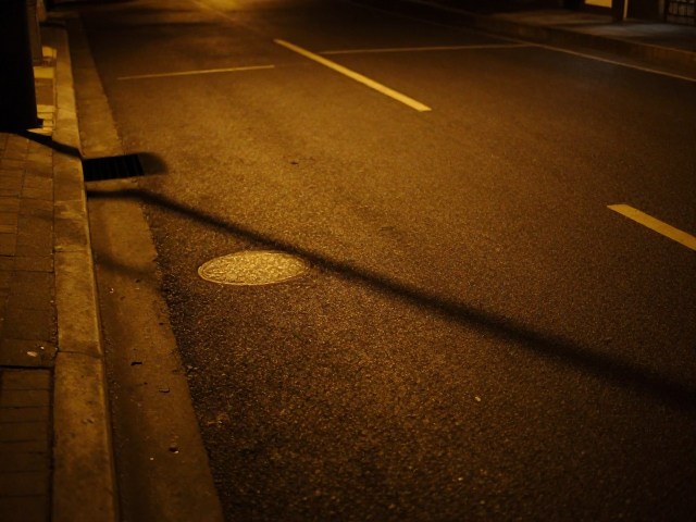 街头夜景拍摄,利用路灯光影,降低饱和度避免画面过艳