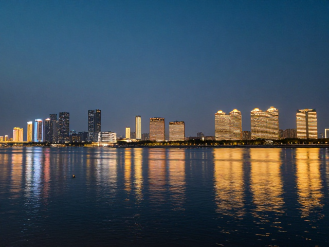 江边夜景绝美打卡，都市滨江风下的水面倒影攻略