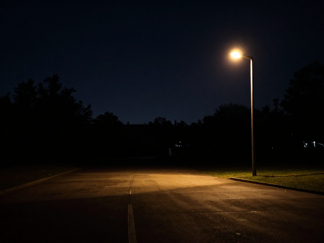 光影的呼吸:点光源在夜景中的情绪表达