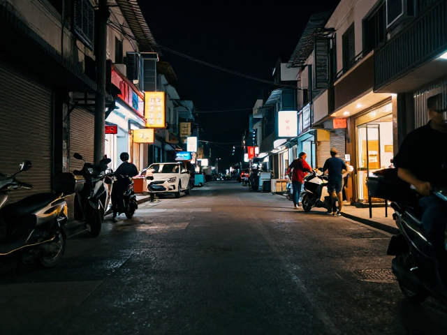 市井夜景低机位街拍,捕捉街头纪实里的烟火人间