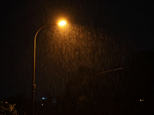 雨天夜景暗调摄影,路灯暖光下的氛围感构图与参数指南