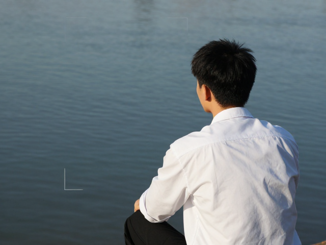 构图逻辑与人物姿态引导