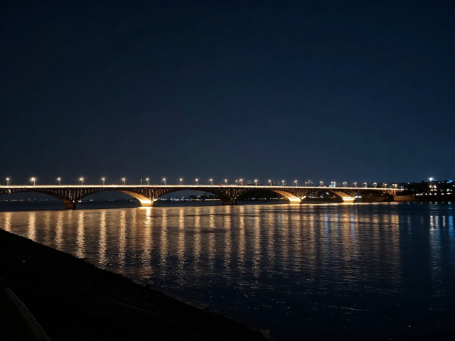 江边夜景桥梁轮廓绝美，社交媒体配图灵感分享