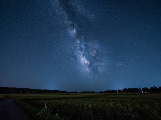 乡村夜景拍摄,用环境光与广角镜头定格绝美星空