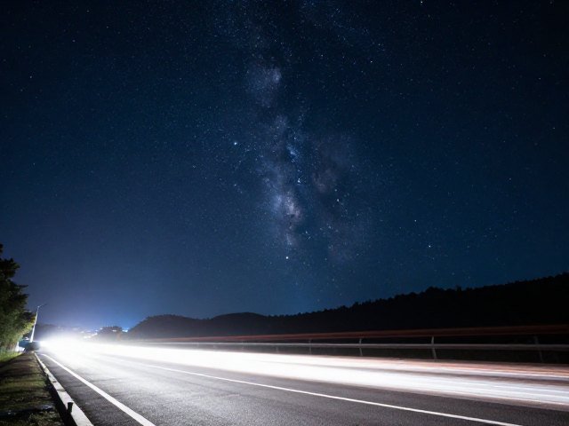 夜景长曝高光溢出?掌握B门技巧,轻松拍出纯净星空与车流
