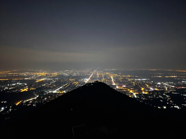 山顶俯拍夜景，远景拍摄与无限远对焦校准技巧