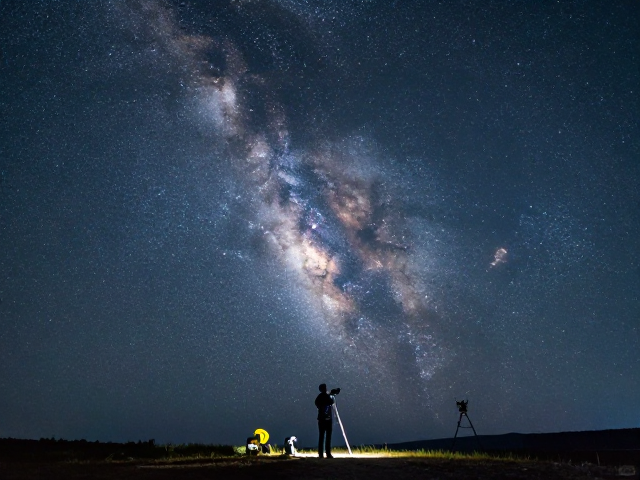 夏季银河拍摄,野外机位架设与星空降噪实战指南