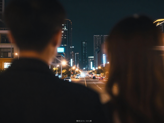 氛围夜景怎么拍?利用前景遮挡与光晕打造电影感大片