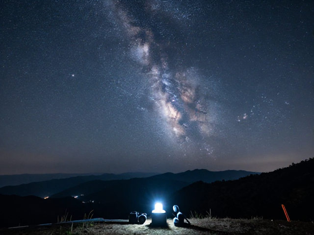 夜景长曝怎么拍?山顶星空点延长曝光时间,拍出绝美银河