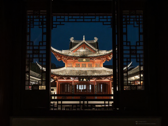 框景构图与层次引导:透过窗棂看夜色