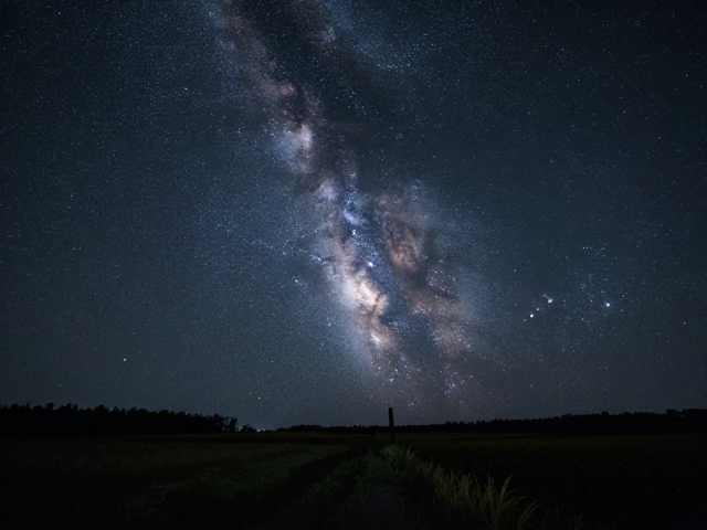 银河夜景绝配,乡村暗夜无强风干扰,定格极致星空