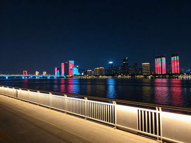 滨江夜景绝美!岸线护栏旁的夜色层次丰富,打卡攻略