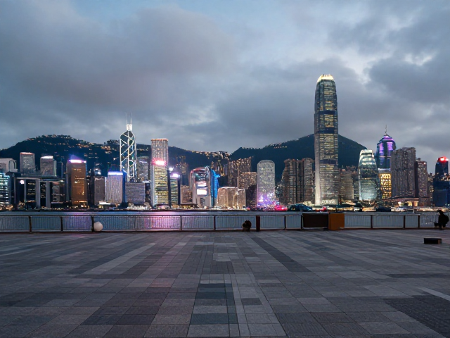 临海机位打卡,阴天城市地标广场拍霓虹灯,无高光更出片