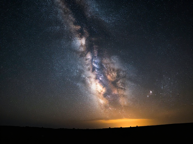 银河夜景拍摄技巧,前景补光与冷暖对比打造梦幻大片