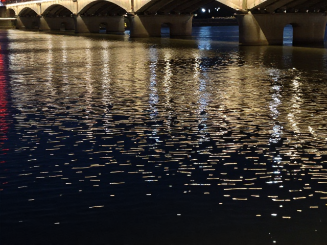 水面波纹干扰下的桥梁夜景光影参数优化指南