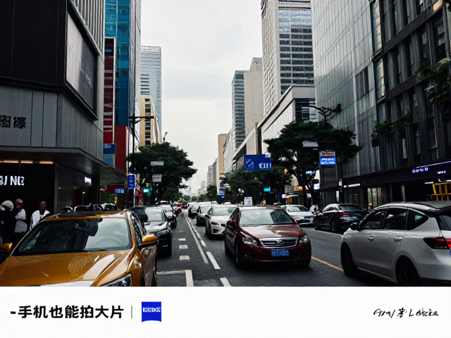商业中心街区车流实拍,低ISO降噪提升画质,手机也能拍大片