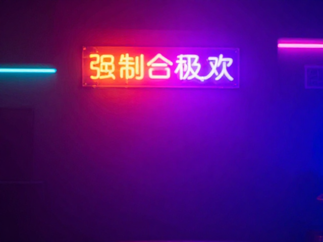 精准定位色相:纠正环境光干扰