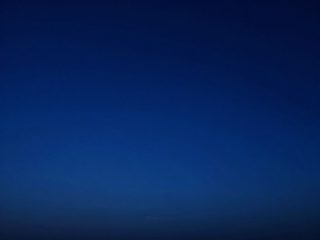 深蓝黑夜空下的色彩分级,打造极致深邃的视觉风格指南