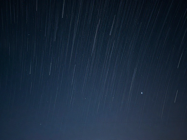 夜空细节:纯净背景与星轨表现技法