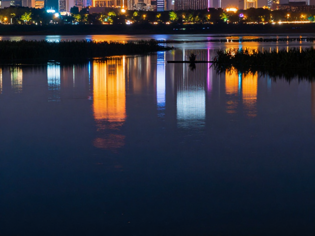 湿地夜景透视畸变,反射路面下的繁华光影美学