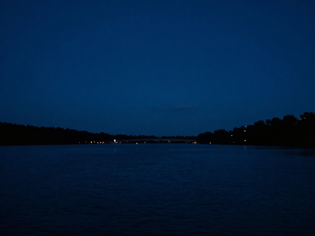 冷蓝夜景怎么拍?用曝光补偿压暗背景,瞬间干净高级