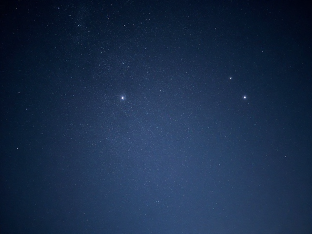 夜景M档,f/1.2-2.8镜头锐度校正,拍出清晰星空星芒
